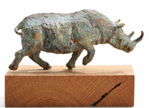 Rennende neushoorn (18 x 25 x 15cm) - ArtFusion.nl